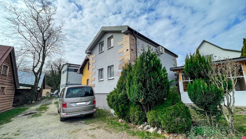 ZNÍŽENÁ CENA! | Na predaj Chata pri Vinnom jazere | Bonus Jacuzzi vírivka! | Realitná kancelária Bývajte s Nami