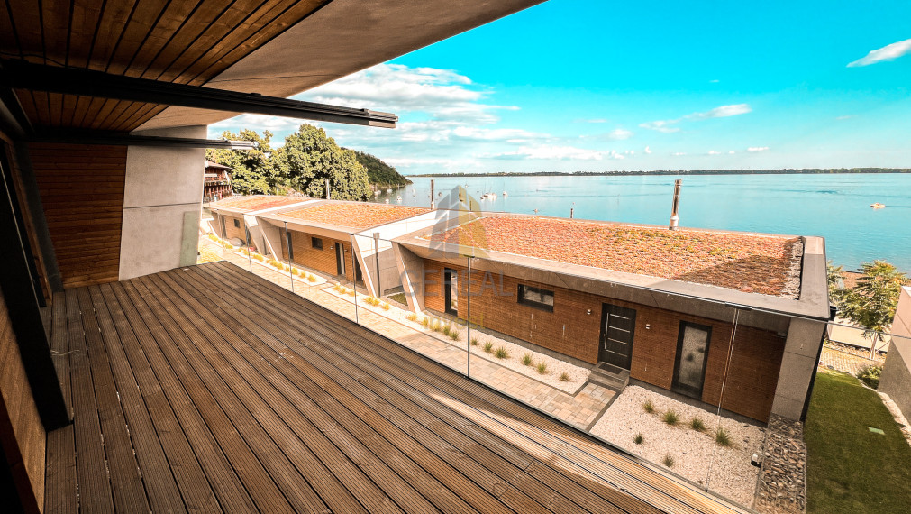 Luxusný Bungalov na brehu ZEMPLÍNSKEJ ŠÍRAVY | OCENENÝ TITULOM STAVBA ROKA! | Realitná kancelária Bývajte s Nami