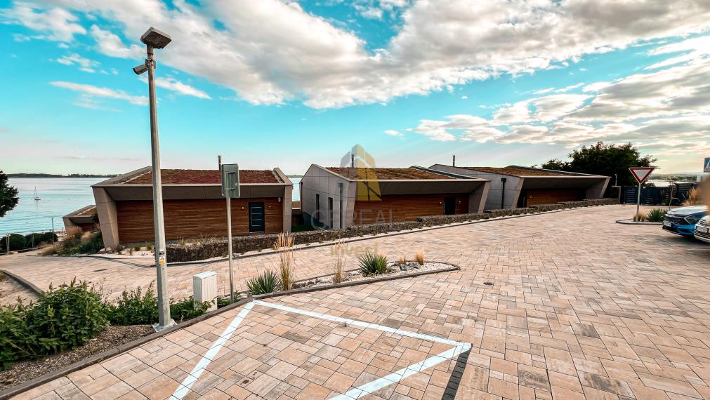 Luxusný Bungalov na brehu ZEMPLÍNSKEJ ŠÍRAVY | OCENENÝ TITULOM STAVBA ROKA! | Realitná kancelária Bývajte s Nami