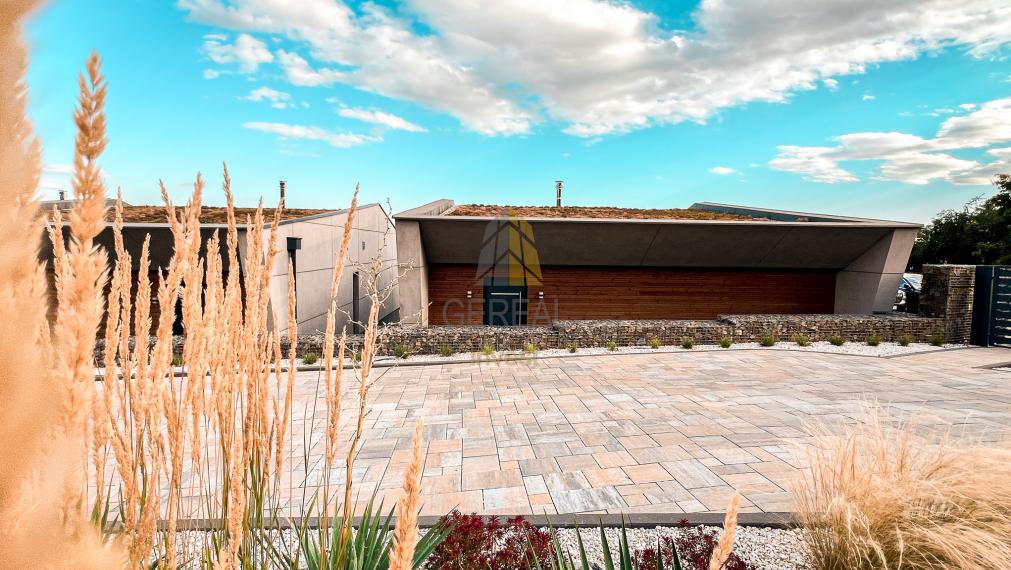 Luxusný Bungalov na brehu ZEMPLÍNSKEJ ŠÍRAVY | OCENENÝ TITULOM STAVBA ROKA! | Realitná kancelária Bývajte s Nami