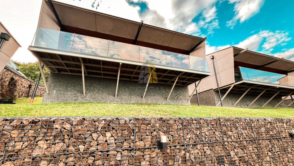 Luxusný Bungalov na brehu ZEMPLÍNSKEJ ŠÍRAVY | OCENENÝ TITULOM STAVBA ROKA! | Realitná kancelária Bývajte s Nami