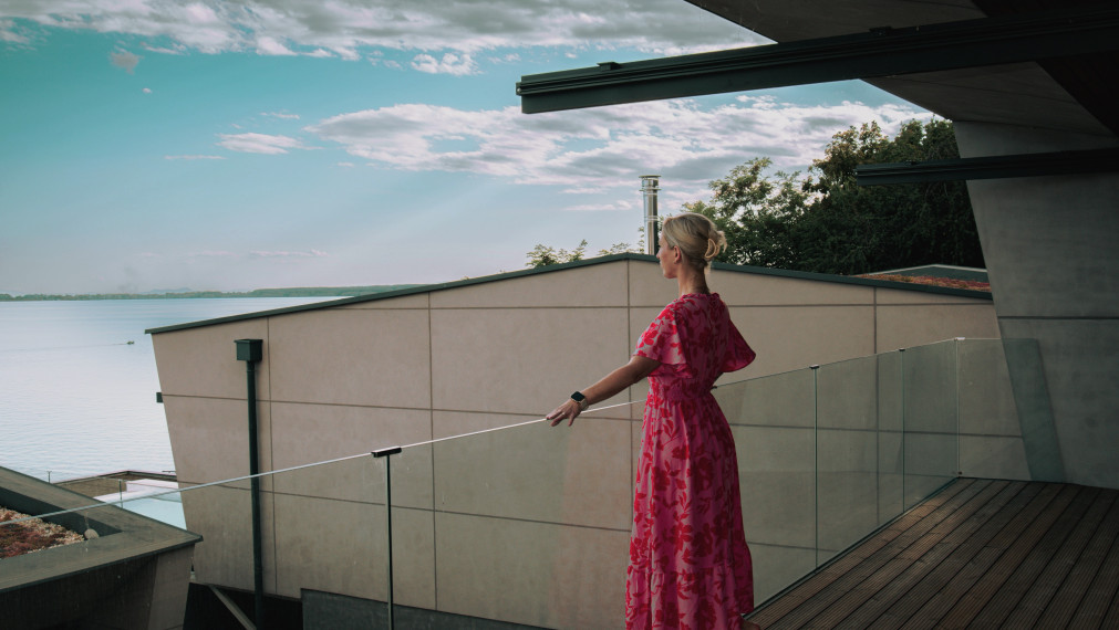 Luxusný Bungalov na brehu ZEMPLÍNSKEJ ŠÍRAVY | OCENENÝ TITULOM STAVBA ROKA! | Realitná kancelária Bývajte s Nami