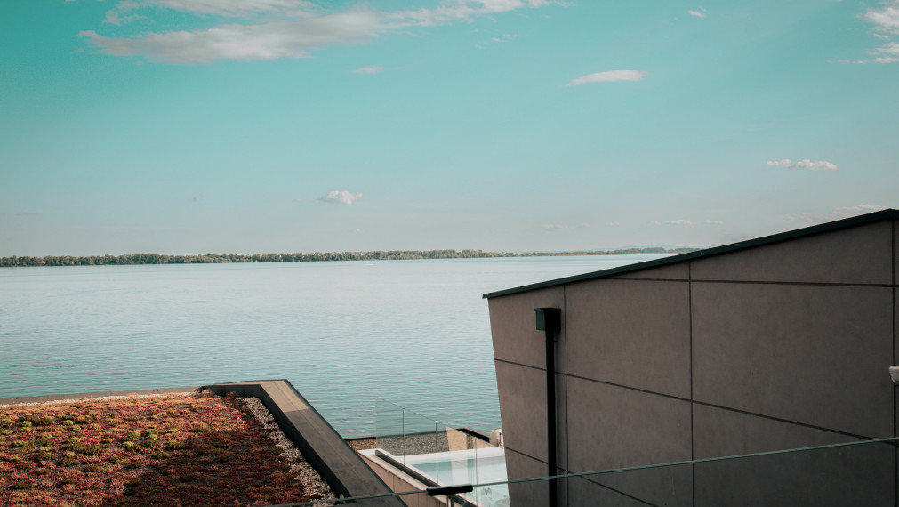 Luxusný Bungalov na brehu ZEMPLÍNSKEJ ŠÍRAVY | OCENENÝ TITULOM STAVBA ROKA! | Realitná kancelária Bývajte s Nami