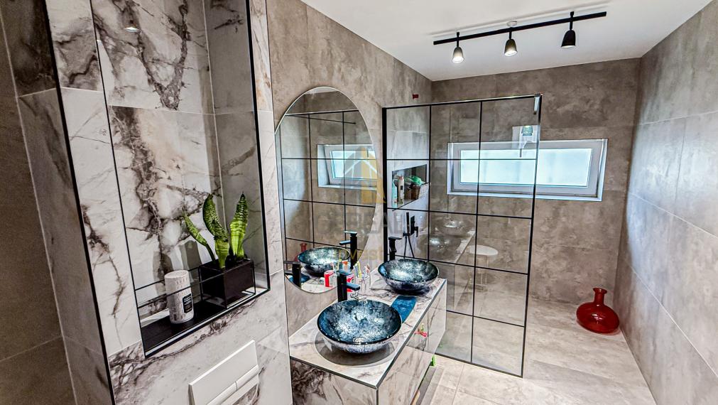 REZERVOVANÉ | Rodinný dom so štýlovou rekonštrukciou na predaj | STRETAVKA | Realitná kancelária Bývajte s Nami!