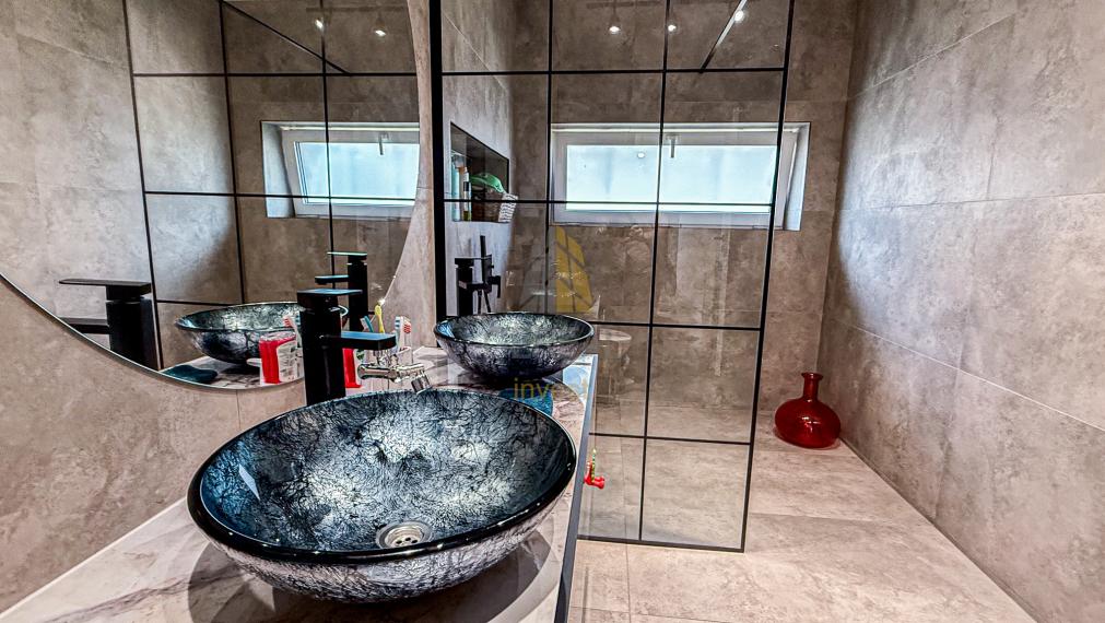 REZERVOVANÉ | Rodinný dom so štýlovou rekonštrukciou na predaj | STRETAVKA | Realitná kancelária Bývajte s Nami!