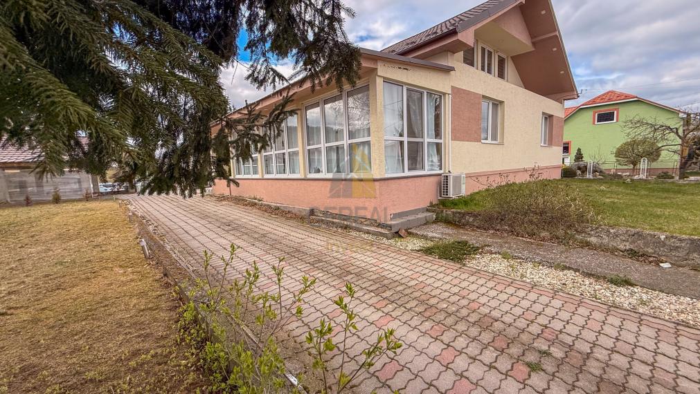 Kompletne zrekonštruovaný rodinný dom s podnikateľským objektom v obci Hraň | BÝVAJTE s nami