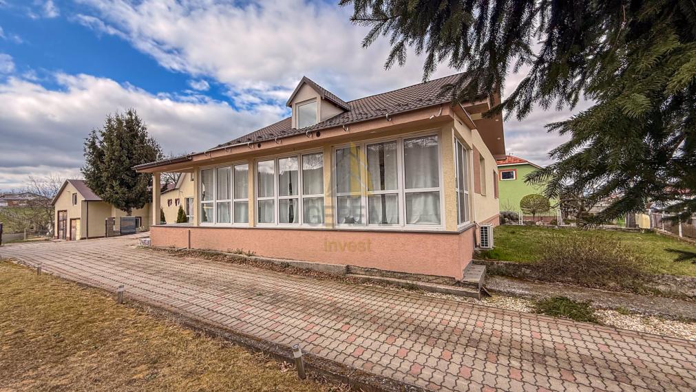 Kompletne zrekonštruovaný rodinný dom s podnikateľským objektom v obci Hraň | BÝVAJTE s nami