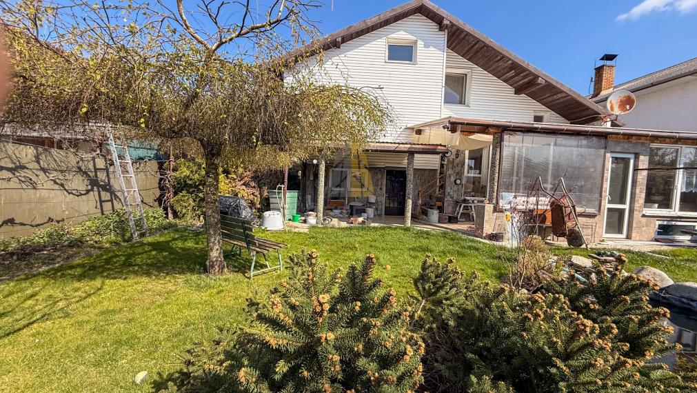 Predaj | Priestranný rodinný dom s terasou a garážou | Nižný Hrabovec | BÝVAJTE s nami