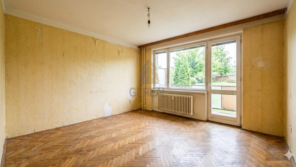 PREDAJ | Priestranný 3-izbový byt s balkónom a predzáhradkou | Somotor | BÝVAJTE s nami