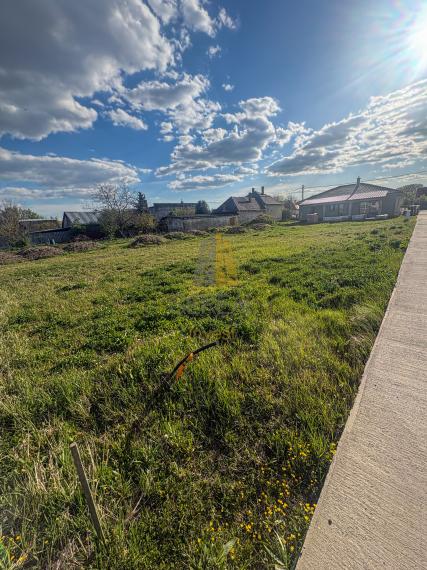 Predaj slnečného stavebného pozemku v tichej lokalite | Plechotice | B7VAJTE s nami