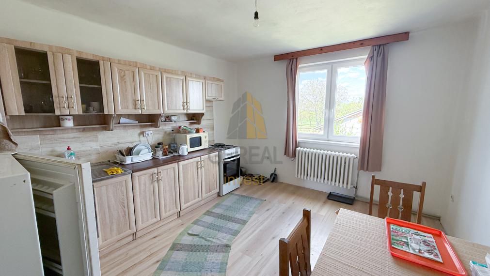 PREDAJ | Priestranný 6-izbový rodinný dom na rozsiahlom pozemku v obci Veľaty | Bývajte s nami