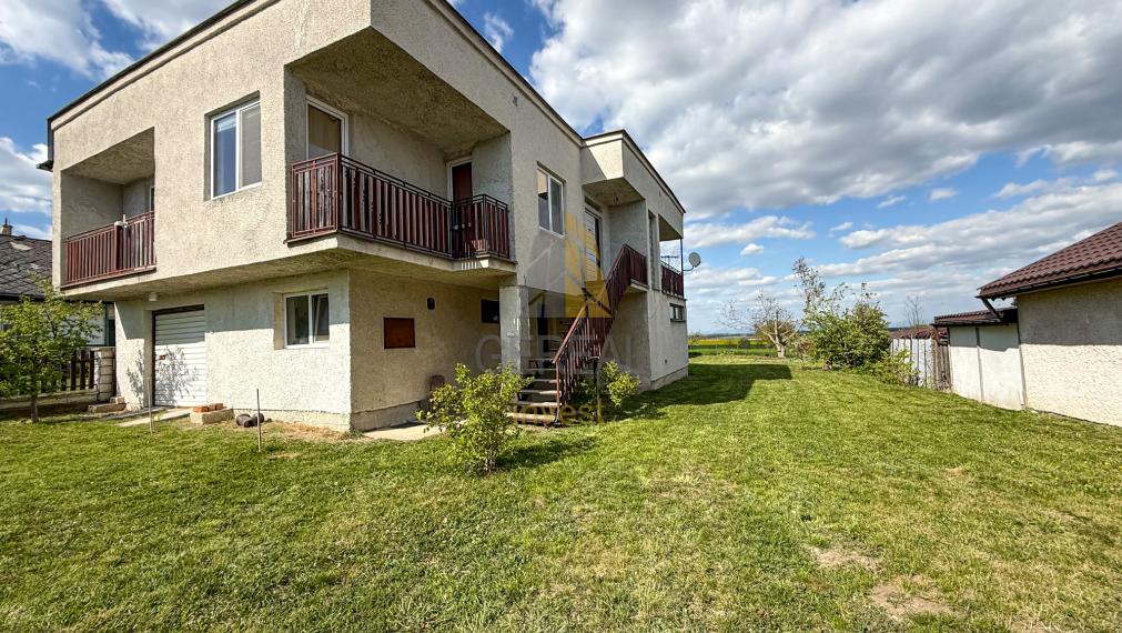 PREDAJ | Priestranný 6-izbový rodinný dom na rozsiahlom pozemku v obci Veľaty | Bývajte s nami