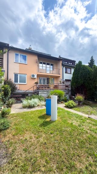 Dvojpodlažný rodinný dom v radovej zástavbe – Michalovce