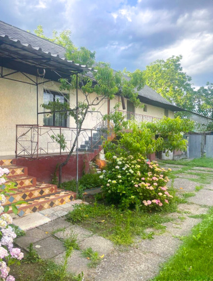 Priestranný rodinný dom s veľkým pozemkom v tichej lokalite – Stankovce