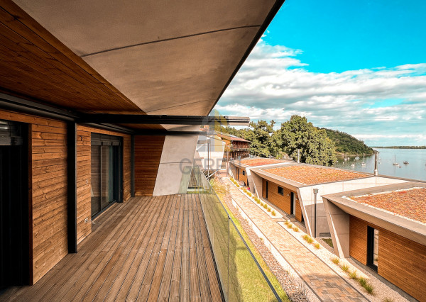 Luxusný Bungalov na brehu ZEMPLÍNSKEJ ŠÍRAVY | OCENENÝ TITULOM STAVBA ROKA! | Realitná kancelária Bývajte s Nami