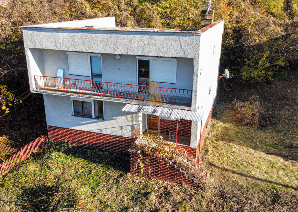 Priestranný Rodinný Dom na Predaj v Obľúbenej Obci Staré | Realitná kancelária Bývajte s Nami!