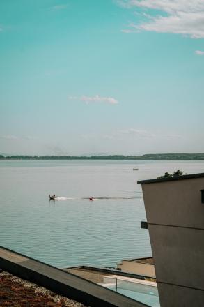 Luxusný Bungalov na brehu ZEMPLÍNSKEJ ŠÍRAVY | OCENENÝ TITULOM STAVBA ROKA! | Realitná kancelária Bývajte s Nami - fotografia 31