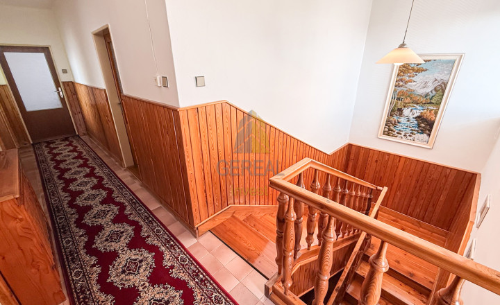 Priestranný rodinný dom s veľkorysým pozemkom - fotografia 15