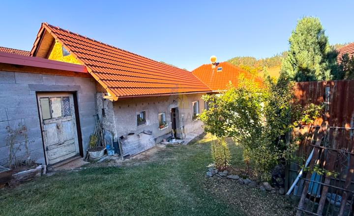 Rodinný dom s rozsiahlym pozemkom v obci Klenov - fotografia 12